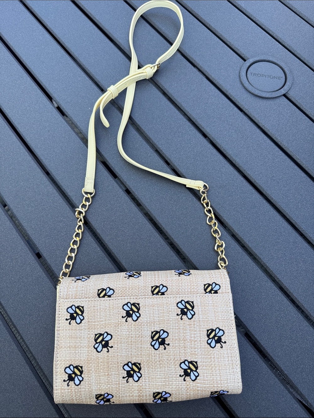 Betsey Johnson Beige Straw Crossbody with Bee Motif and Gold Chain - Picture 2 of 8